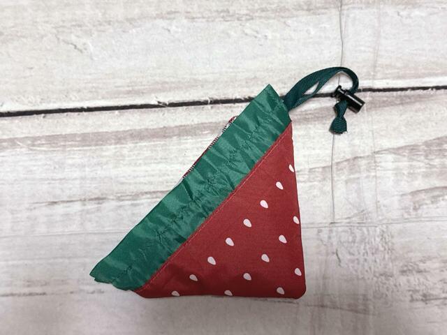 巾着ポケットの中に入れます