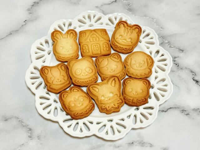 全店のコンシェルジュとクレムちゃんのお顔型、お家型のクッキーがそれぞれ1枚ずつの全10枚です♪10枚をお皿に並べてみました。かわいい…！