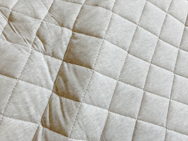 【ニトリ 綿入り洗えるキルトラグ(オーガニックコットン混 OGキルト s185X185 TC13)】冬はホットカーペットを敷いて暖かく、夏は一枚で汗を吸ってくれる