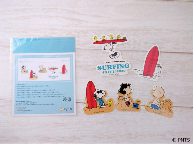 【ジョイフル×スヌーピー ステッカー5枚セット「SEA（あお）」】サングラス姿のスヌーピーや海辺で遊ぶ仲間たちがモチーフ