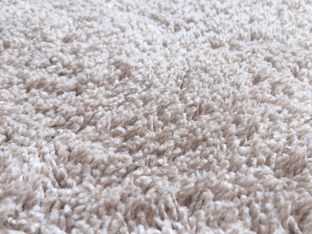 【ニトリ ほこりが取れやすい洗えるラグ】毛足が長くあたたかいのに、花粉がつきにくい