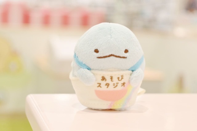 【すみっコぐらしあそびスタジオ「あそびスタジオ限定てのりぬいぐるみ」】あそびスタジオのエプロンをつけたとかげ