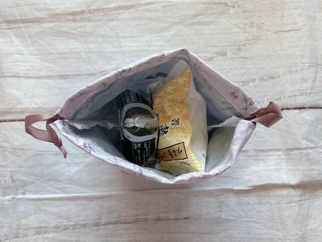 巾着はちょうどおむすびが2個入るサイズ感