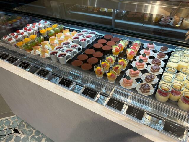 【フェスタガーデン】ショーケースに並ぶプレミアムスイーツは圧巻!どれも宝石みたいにキュート◎