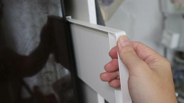 【山崎実業 tower 冷蔵庫横隠せるスライドスチールパネル】取っ手が使いやすく、取り出しも簡単です♪