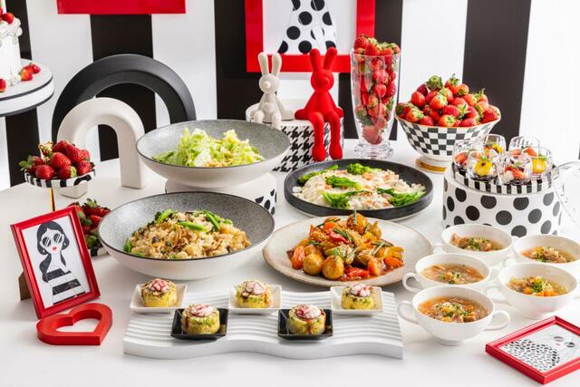 「セイヴォリー」<期間:2025年12月27日~2026年5月上旬頃まで>【モノクロームのおしゃれ空間でいちごスイーツを満喫♪「ヒルトン東京」で“アジョリーコラボスイーツ”も楽しめる苺ビュッフェ開催!】