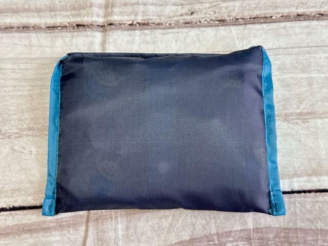 折りたたんだ際の背面は無地