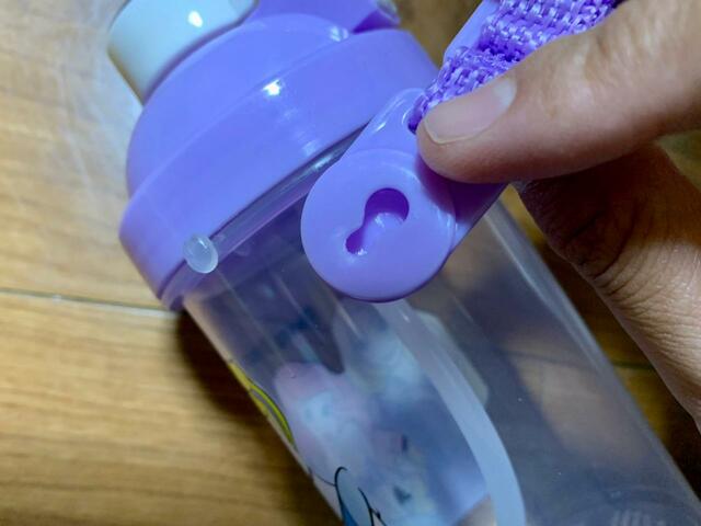 【セリアのディズニーコラボストローマグ】突起部分に引っかけて首から提げられる