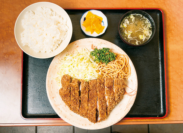 好成軒　とんかつランチ（ライス・味噌汁・つけ物付） 980円　生パン粉のサクサク感と肉が絶妙なバランス。