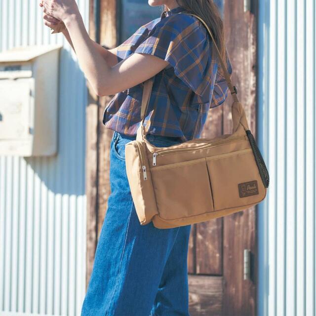 【ベルメゾン×ディズニー バッグ人気ランキング 3位】「夏のお出かけを、もっと楽しく快適に！保冷ペットボトルホルダー付きショルダーバッグ（選べるキャラクター）」5,990円（税込）
