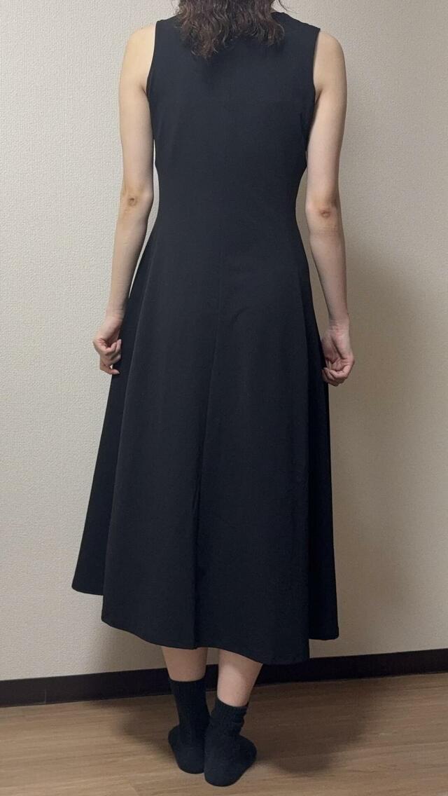 【UNIQLO ウルトラストレッチワンピース】一見、ストレッチ素材だとわからないハリのある見た目。上品な印象のワンピースです♪