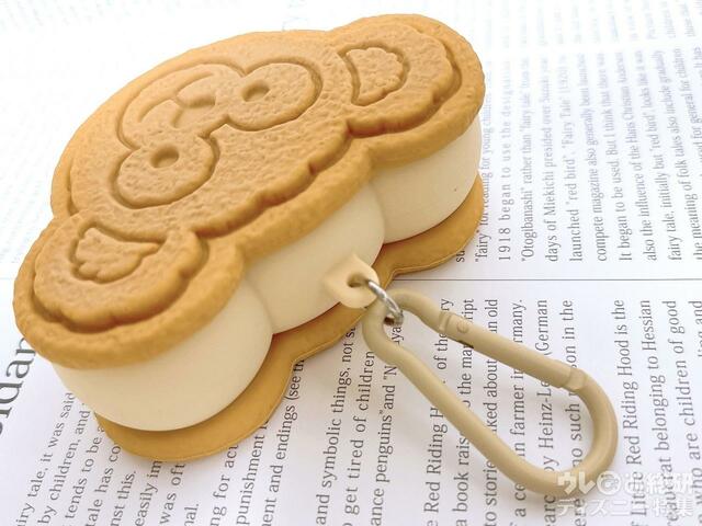 クリーム色のカラビナつき