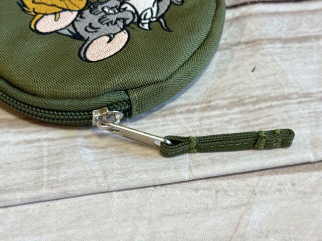 ファスナーで開閉する仕様