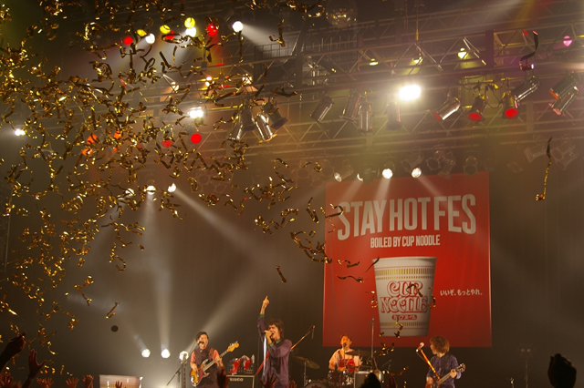 カップヌードル食べ放題フェスに出演したOKAMOTO‘S