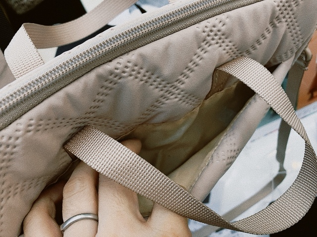 【ワークマン エンボスキルトショルダー】マチがあるため意外に収納力あり