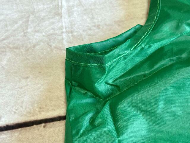 エコバッグ本体の素材はポリエステル。シャカシャカした手触りの生地