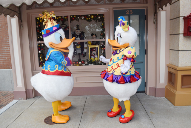 ラブラブなドナルドとデイジーを連続写真で