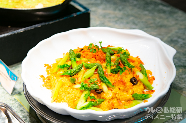 桜エビ香るサフラン風味のシュリンプピラフ アスパラガス沿え｜“ディズニー・イースター”ランチブッフェ／ディナーブッフェ｜東京ディズニーシー・ホテルミラコスタ「オチェーアノ」