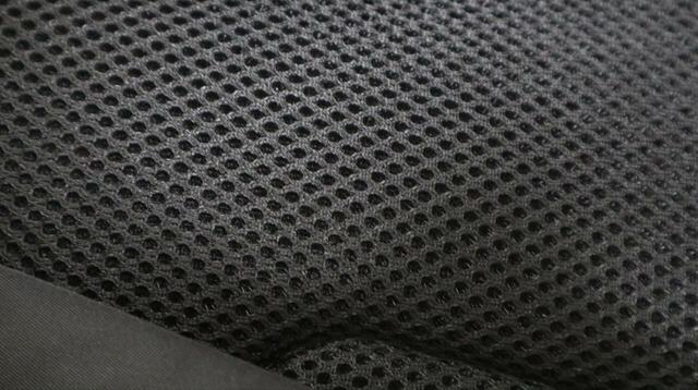 【無印良品 肩の負担を軽くする撥水ナイロンビジネスリュックサック】背に接する面は全面メッシュなので蒸れにくいです◎