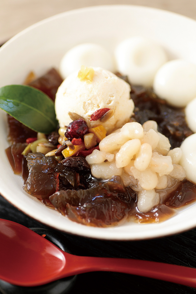 甘味処 こまめ／「白玉クリーム黒かん」（820円）。豆腐白玉、手亡豆、豆腐ときな粉のアイスクリームなどが入った人気メニュー。