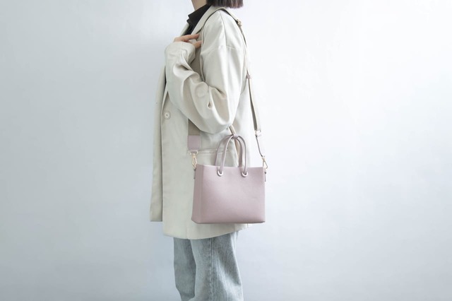 【しまむら「本革仕立ての大人向けレザーバッグ」】コーデに華を添えるピンク