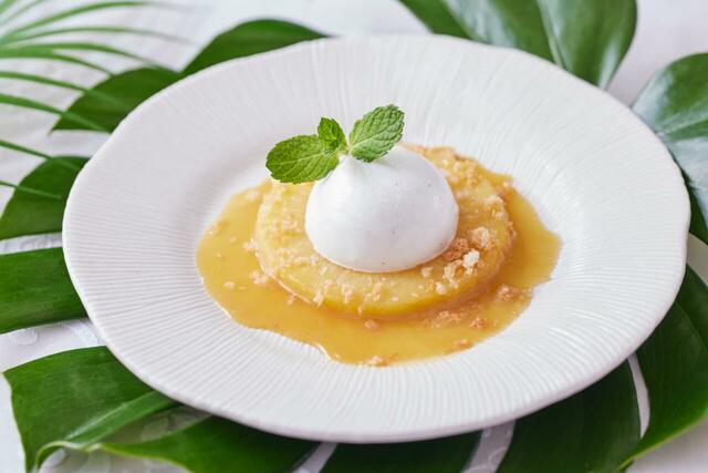 「パイナップルフランベ バニラアイスクリーム添え」＜期間：2025年6月27日～29日＞【パティシエが目の前で仕上げる「メロンプリンパフェ」も食べ放題♪3日間限定のスペシャルブッフェが「グランドニッコー東京ベイ 舞浜」で開催！】