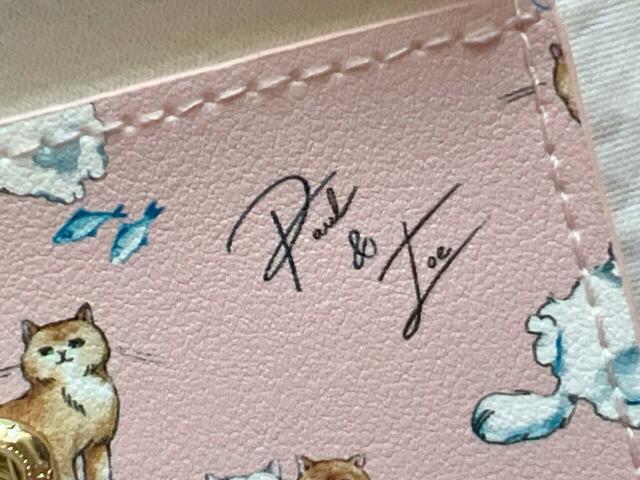 総柄には「PAUL＆JOE」のロゴが散りばめられています