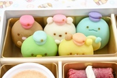【高島屋】お重にぎゅうぎゅうに詰められたすみっコたち、かわいすぎ!(※写真の色味は実際と異なる場合があります)