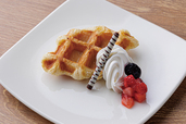 「【予約特典】焼きたてクロッフル（クロワッサンワッフル）」＜期間：2025年6月1日～7月31日＞【神戸で「イギリス・フランス・ドイツ・スペイン・イタリア」の味を堪能！“おいしい世界旅行”を食べ放題ランチで楽しむ♪】