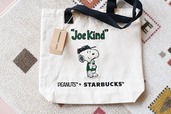 【PEANUTS™＋STARBUCKS™「PEANUTS トートバッグ」】サイズは縦39cm×横40cm×幅10cm、価格は4,500円（税込み・送料別）