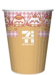 【セブン-イレブン×ちいかわ】「セブンカフェ ホットカフェラテR」204円、「セブンカフェ ホットカフェラテL」260円/発売日:12月3日(水)~順次、販売エリア:全国 ※数量限定、店舗によってカップデザインの切り替え時期が異なります、セブンカフェラテ取扱店舗のみ