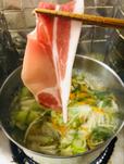 【しゃぶしゃぶ温野菜 三元豚セット】鍋に入れてしゃぶしゃぶしてみましょう