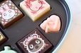 【ゴディバ meets どうぶつの森 アソートメント/Blue 6粒入 フタ付きティーマグカップセット】バレンタインらしく、ハートの形のチョコレートも入っています
