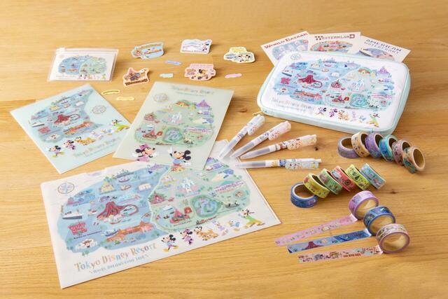 新エリア「ファンタジースプリングス」を含む東京ディズニーシーの8つのテーマポートが描かれたマップがデザイン【東京ディズニーリゾートのパークのマップをモチーフにしたグッズ】