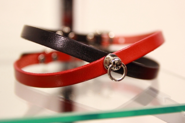 【狂笑の紫音 Dragon Regalia】「ドラゴン+拘束具」というコンセプトを掲げる狂笑の紫音さん。ストーリー性のある首輪は、自分では外せない南京錠付き。