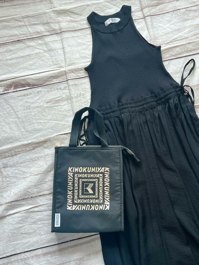 ブラックのロングドレスに合わせてみました。おしゃれなデザインなので保冷・保温バッグでも浮かないのがうれしい!