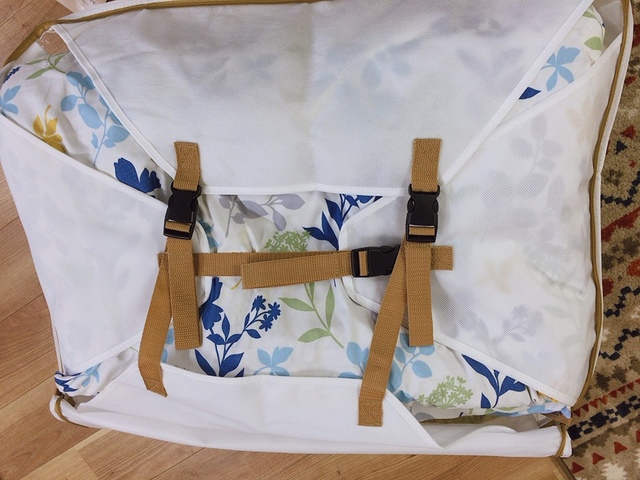 【ニトリ ふとん収納バッグ(DHフォーレス WH L)】上部はバックルで留めるので、高さのある布団もしっかり固定できます