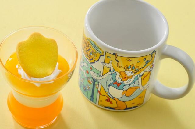 パッションフルーツ・パイナップルゼリー&バニラムース、スーベニアカップ付き 1,100円｜提供店舗：東京ディズニーランド「スウィートハート・カフェ」｜スペシャルイベント「ディズニー・パルパル―ザ」第2弾「ドナルドのクワッキー・ダックシティ」スペシャルメニュー