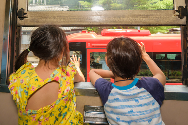 バーティと競争!? お互いに手を振り合って、子どもたちは大はしゃぎ