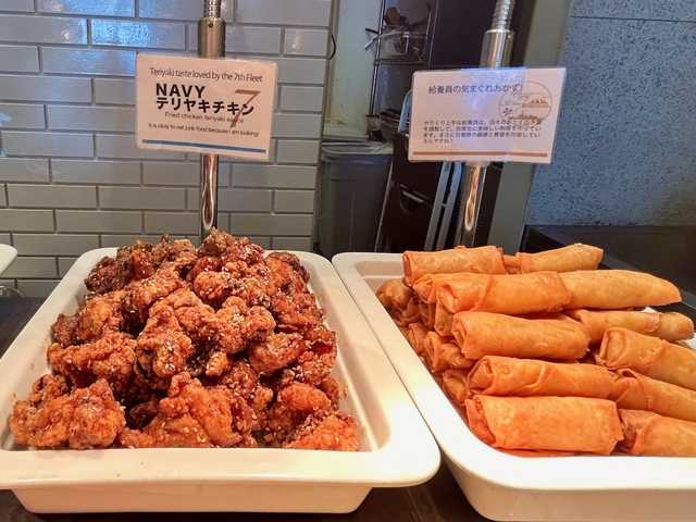 【横須賀海軍カレー本舗ベイサイドキッチン】「NAVY テリヤキチキン」（左）と「給養員の気まぐれおかず」