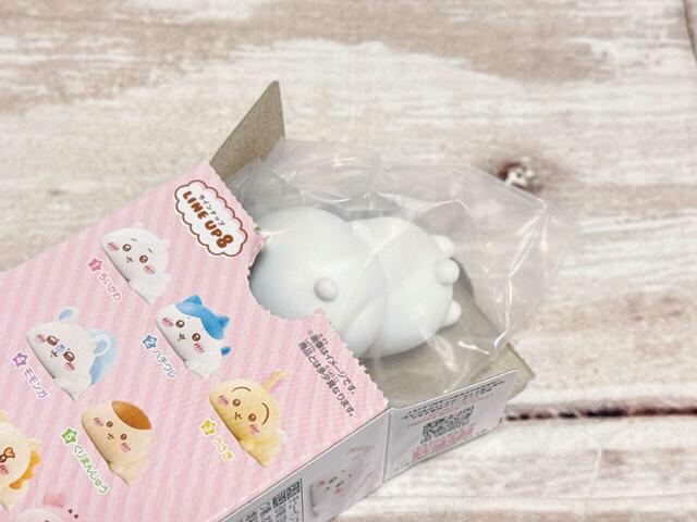 パッケージに中身のキャラクターがプリントさているので、選んで購入できます。まずは「1．ちいかわ」を開封！