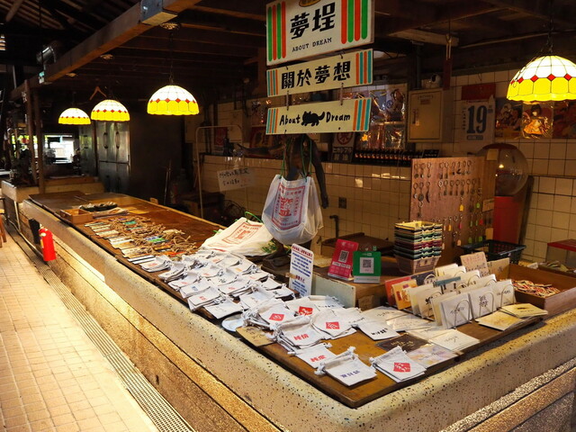 　鹽埕の市場が雑貨屋に変身。可愛らしいカードや巾着袋を販売している。表示してある金額を小銭や電子マネーで払う無人システム