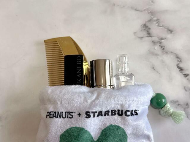 口紅2本とコーム、目薬が収納できるサイズ