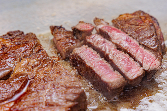 メニュー例イメージ:ニュージーランド産アンガスビーフの鉄板焼き「2025ゴールデンウィークランチブッフェ~ステーキ&いちごスイーツ~」