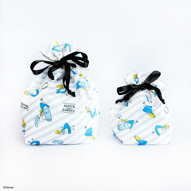 サテン生地巾着袋M 660円、サテン生地巾着袋S 550円｜キャンドゥ ディズニー『ふしぎの国のアリス』コレクション
