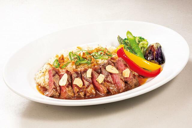 「フォルクス特製ガーリックライス＆カットサーロインステーキ（100g）（サラダバー付）」＜2,080円（税込2,288円）＞【ステーキハウス フォルクスに新たなグランドメニューが登場】