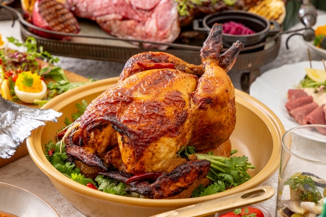 「ポヨ・ア・ラ・ブラサ風ローストチキン アヒ・ベルデ添え」＜期間：2025年11月6日～12月25日＞【【ヒルトン名古屋】ホリデーシーズンの食の旅が楽しめるランチ＆ディナービュッフェ「ワールド・クリスマス・ビュッフェ ～五感を満たす美食の旅～」開催】