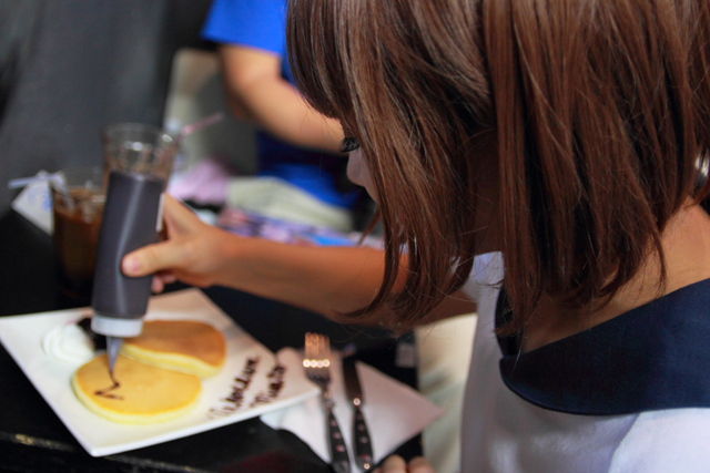 密着感＆光沢感満載の「競泳水着カフェ」のコスプレ美女たち