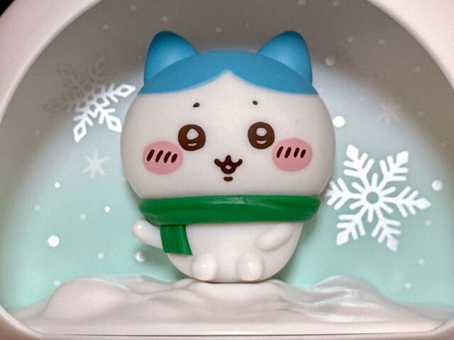 グリーンのマフラーを巻き、片手をあげている姿がたまりません…!