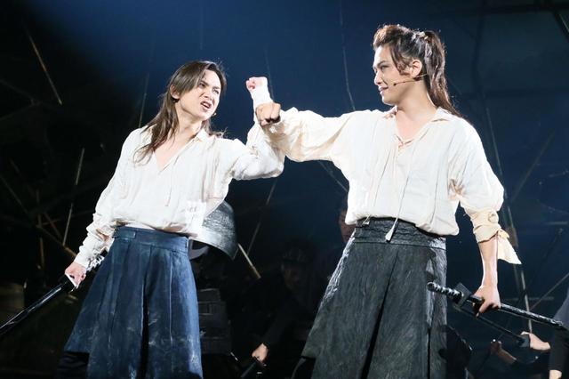 アーサイト役の堂本光一（左）とパラモン役の井上芳雄（右）　ミュージカル『ナイツ・テイル ー騎士物語』ゲネプロより